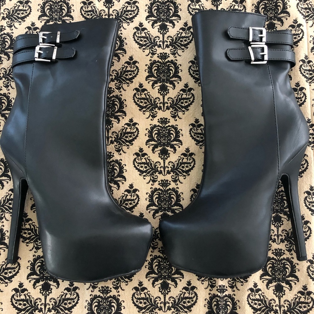 Shoedazzle “TEZRA” size 9.5 Black,